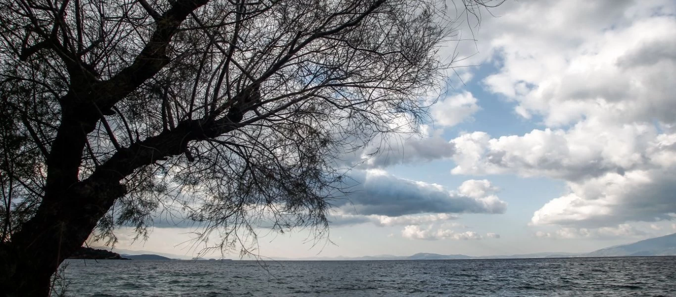 Άστατος αύριο ο καιρός - Στους 26°C ο υδράργυρος στην Αττική